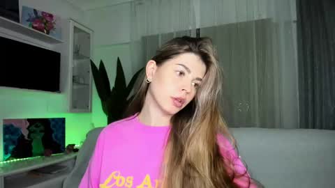 Snapshot of veronarolls chatting on 01-21-25, 08:11 Lolitalolz online show from 01-21-25, 08:11