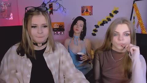 Snapshot of veronica_bubble chatting on 10-31-25, 09:49 Ronni online show from 10-31-25, 09:49