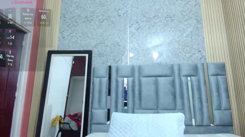 Snapshot of veronica_roose chatting on 12-18-25, 12:44 Veronica online show from 12-18-25, 12:44