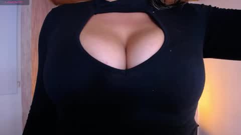 Snapshot of veronica_saenzz1 chatting on 09-30-25, 08:36 Vero online show from 09-30-25, 08:36