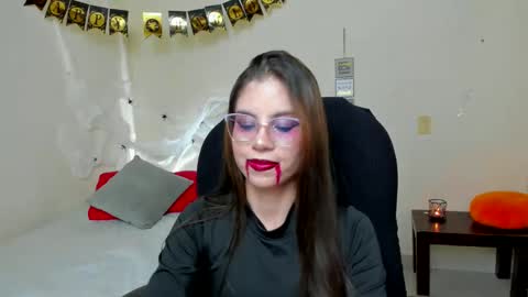 Snapshot of veronicamiller22 chatting on 10-31-25, 12:44 Veronica Miller online show from 10-31-25, 12:44