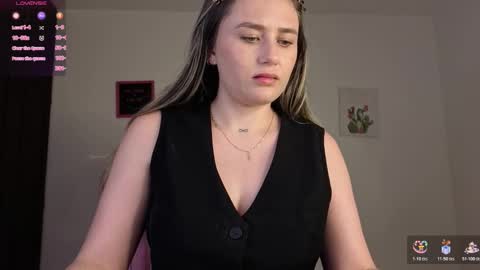 Snapshot of veronika__winslow_ chatting on 12-14-25, 03:01 Vero online show from 12-14-25, 03:01