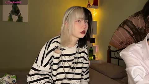 Snapshot of veryraretwins chatting on 01-05-25, 10:40 veryraretwins online show from 01-05-25, 10:40