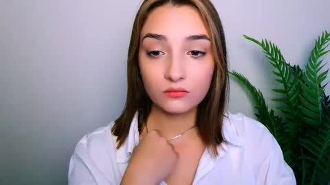 Snapshot of veryveryshygirl chatting on 12-17-25, 01:06 Ana online show from 12-17-25, 01:06