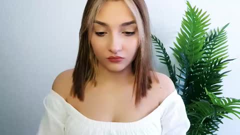 Snapshot of veryveryshygirl chatting on 02-19-26, 01:29 Ana online show from 02-19-26, 01:29