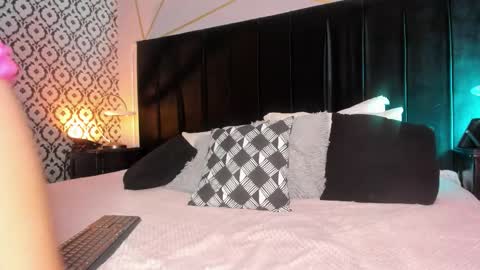 Snapshot of verza_h23 chatting on 11-27-25, 12:07 Sthefanny online show from 11-27-25, 12:07