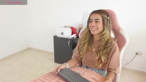 Sofa  online show from 04-18-26, 08:09