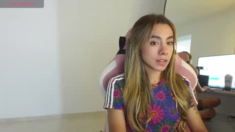 Sofa  online show from 04-26-26, 03:59