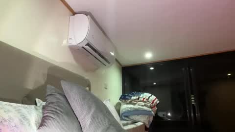 Snapshot of via_olala chatting on 12-14-25, 08:09 via_olala online show from 12-14-25, 08:09