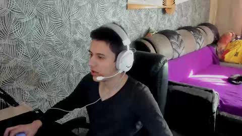 Snapshot of vialeras chatting on 03-08-25, 10:00 vialeras online show from 03-08-25, 10:00