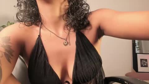 Snapshot of vianka_millerxxx chatting on 02-16-25, 06:32 Vianka online show from 02-16-25, 06:32