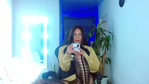 Snapshot of viannca__ chatting on 02-25-25, 11:00 Ariana  online show from 02-25-25, 11:00