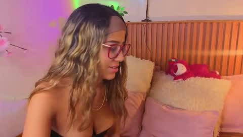 Snapshot of vicky_bass chatting on 10-03-25, 08:28 VICTORIA online show from 10-03-25, 08:28