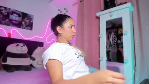 Snapshot of vickysth1 chatting on 10-19-25, 09:15 VICTORIA 3 online show from 10-19-25, 09:15