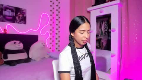 Snapshot of vickysth1 chatting on 10-21-25, 12:22 VICTORIA 3 online show from 10-21-25, 12:22