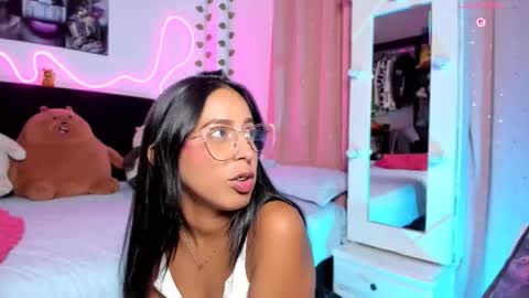 Snapshot of vickysth1 chatting on 11-23-25, 01:05 VICTORIA 3 online show from 11-23-25, 01:05