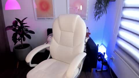 Snapshot of victoria_korss chatting on 03-06-25, 01:35 Victoria  online show from 03-06-25, 01:35