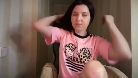 Snapshot of victoriadaily chatting on 12-18-25, 10:05 victoriadaily online show from 12-18-25, 10:05