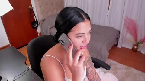 V  I C  T O R I A  online show from 01-06-25, 09:11