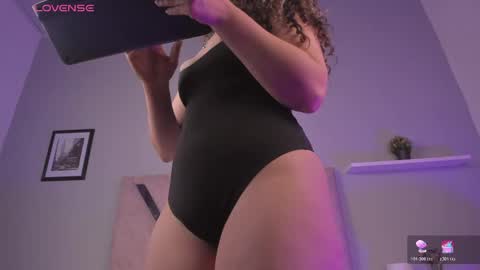 Snapshot of viictoria_becker chatting on 05-27-26, 11:29 Victoria online show from 05-27-26, 11:29
