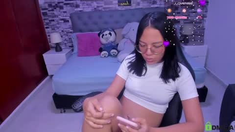 Snapshot of viiolet__moon chatting on 04-30-26, 06:25 Violet online show from 04-30-26, 06:25