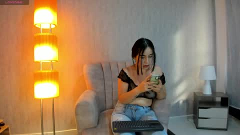 Snapshot of viiolet_collins chatting on 05-19-26, 08:37 VIOLET online show from 05-19-26, 08:37