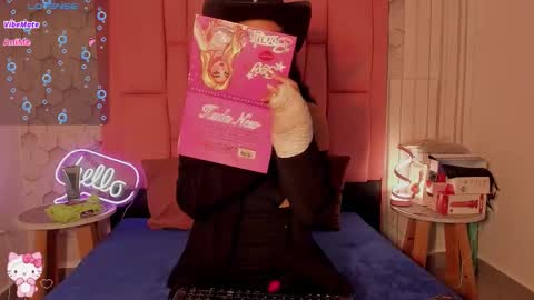 Snapshot of viiolettlopez chatting on 11-08-25, 01:00 Violet online show from 11-08-25, 01:00