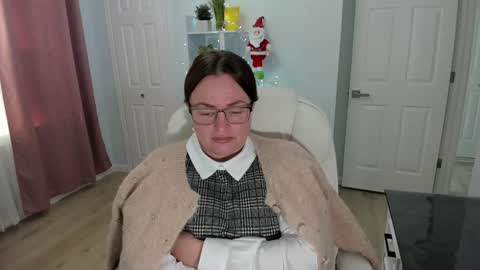 Snapshot of vika7333 chatting on 12-13-24, 03:54 Ukrainian-woman online show from 12-13-24, 03:54