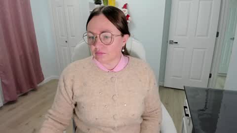 Snapshot of vika7333 chatting on 12-17-24, 04:11 Ukrainian-woman online show from 12-17-24, 04:11