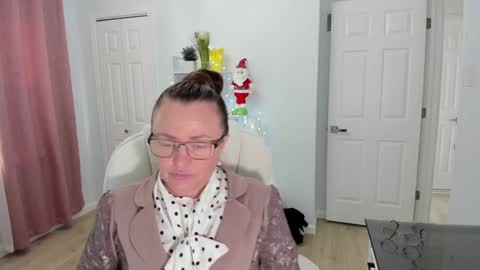 Snapshot of vika7333 chatting on 12-18-24, 04:28 Ukrainian-woman online show from 12-18-24, 04:28