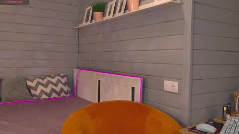 Snapshot of vikki_wye chatting on 09-23-25, 03:20 Viki online show from 09-23-25, 03:20