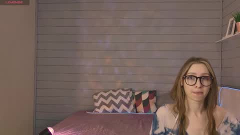 Snapshot of vikki_wye chatting on 10-22-25, 06:13 Viki online show from 10-22-25, 06:13