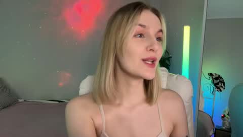 Snapshot of vikky_moon chatting on 05-26-26, 12:39 Vikky online show from 05-26-26, 12:39