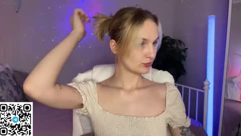 Snapshot of vikky_moon chatting on 06-11-26, 02:53 Vikky online show from 06-11-26, 02:53
