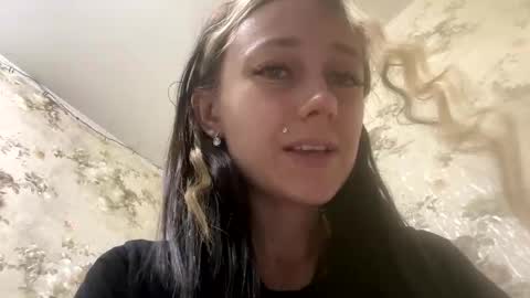Snapshot of viktoria9898 chatting on 05-18-26, 12:18 Sweett online show from 05-18-26, 12:18