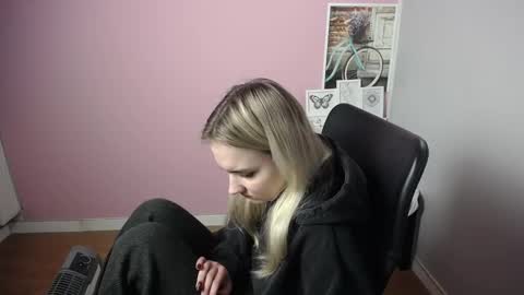 Snapshot of viktoria_lovely chatting on 12-27-24, 09:17 viktoria_lovely online show from 12-27-24, 09:17