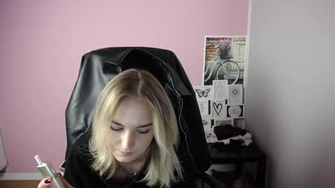 Snapshot of viktoria_lovely chatting on 10-15-25, 08:58 viktoria_lovely online show from 10-15-25, 08:58