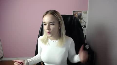 Snapshot of viktoria_lovely chatting on 10-21-25, 08:59 viktoria_lovely online show from 10-21-25, 08:59