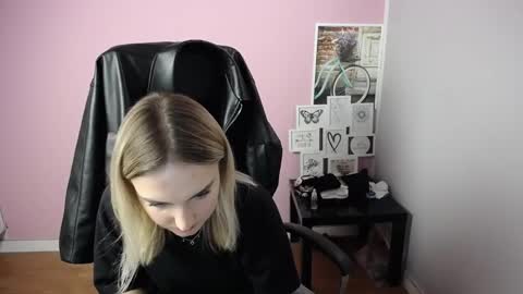 Snapshot of viktoria_lovely chatting on 10-22-25, 09:31 viktoria_lovely online show from 10-22-25, 09:31