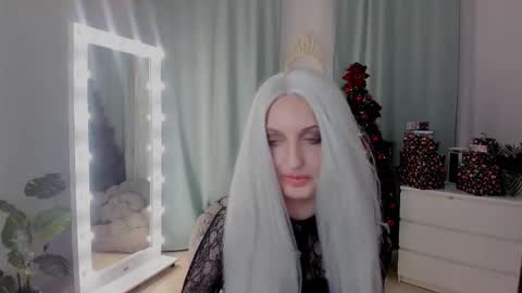 Snapshot of viktoriaclarrk chatting on 12-18-25, 10:32 Viktoria online show from 12-18-25, 10:32