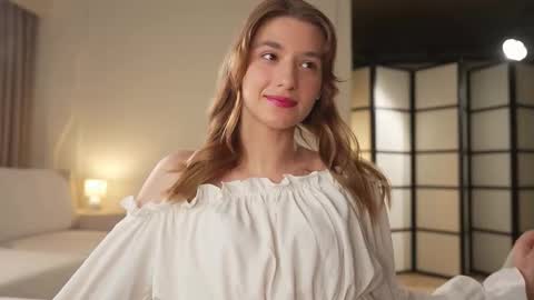 Snapshot of villanelle_l chatting on 10-14-25, 11:55 Lana online show from 10-14-25, 11:55