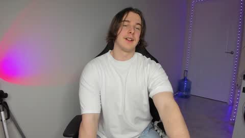 Snapshot of vincent__strong chatting on 12-20-24, 01:43 Vincent Strong online show from 12-20-24, 01:43