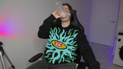 Snapshot of vincent__strong chatting on 12-22-24, 08:05 Vincent Strong online show from 12-22-24, 08:05