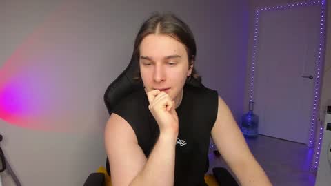 Snapshot of vincent__strong chatting on 12-27-24, 12:12 Vincent Strong online show from 12-27-24, 12:12