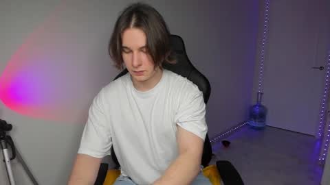 Snapshot of vincent__strong chatting on 12-28-24, 01:38 Vincent Strong online show from 12-28-24, 01:38