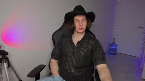 Snapshot of vincent__strong chatting on 01-05-25, 03:13 Vincent Strong online show from 01-05-25, 03:13