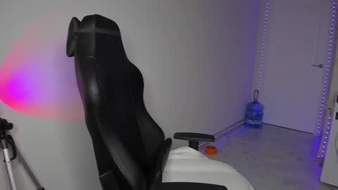 Snapshot of vincent__strong chatting on 01-19-25, 12:28 Vincent Strong online show from 01-19-25, 12:28