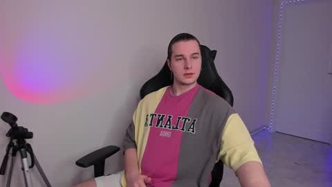 Snapshot of vincent__strong chatting on 02-14-25, 02:54 Vincent Strong online show from 02-14-25, 02:54