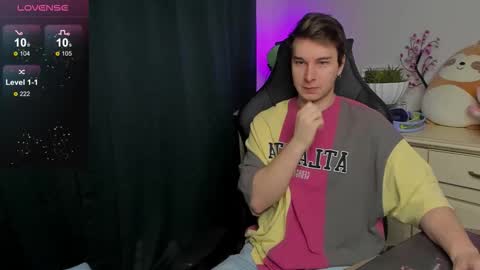 Snapshot of vincent__strong chatting on 09-20-25, 08:15 Vincent Strong online show from 09-20-25, 08:15