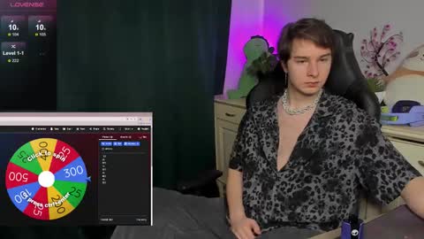 Snapshot of vincent__strong chatting on 10-19-25, 09:43 Vincent Strong online show from 10-19-25, 09:43